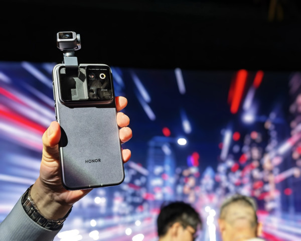 HONOR Robot Phone 發佈會直擊：4DoF 鈦合金機械雲台 + ARRI 電影級色彩上手玩 萬元有找開創旗艦新標準