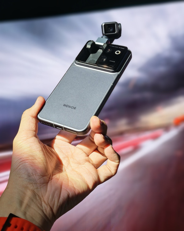 HONOR Robot Phone 發佈會直擊：4DoF 鈦合金機械雲台 + ARRI 電影級色彩上手玩 萬元有找開創旗艦新標準
