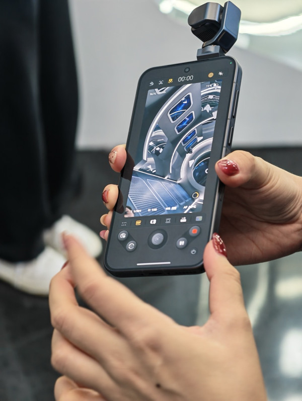 HONOR Robot Phone 一機難求？內地黃牛大幅加價 7,000 元　香港網店預售這個價