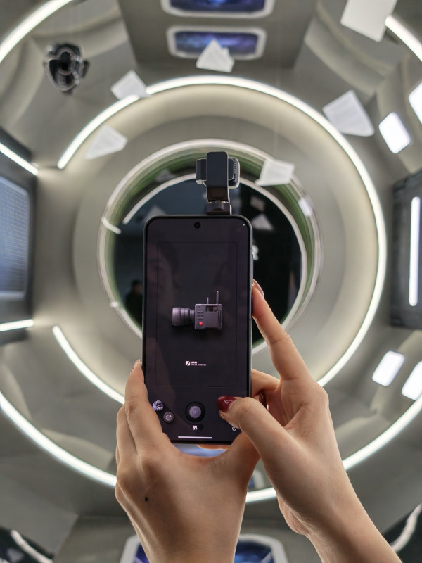 HONOR Robot Phone 發佈會直擊：4DoF 鈦合金機械雲台 + ARRI 電影級色彩上手玩 萬元有找開創旗艦新標準