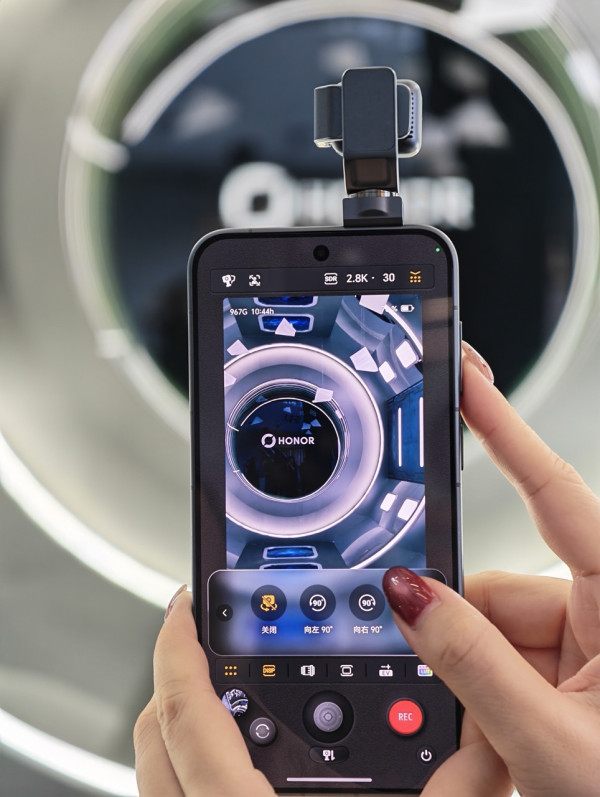 HONOR Robot Phone 發佈會直擊：4DoF 鈦合金機械雲台 + ARRI 電影級色彩上手玩 萬元有找開創旗艦新標準