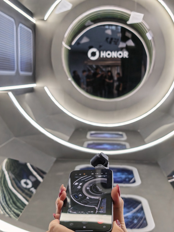 HONOR Robot Phone 發佈會直擊：4DoF 鈦合金機械雲台 + ARRI 電影級色彩上手玩 萬元有找開創旗艦新標準