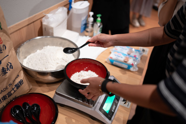 丸亀製麵「小職人製麵教室」9月開班！親子製作讚岐烏冬 連專屬職人製服！完成有證書+折扣卡