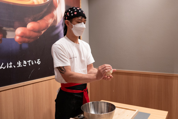 丸亀製麵「小職人製麵教室」9月開班！親子製作讚岐烏冬 連專屬職人製服！完成有證書+折扣卡