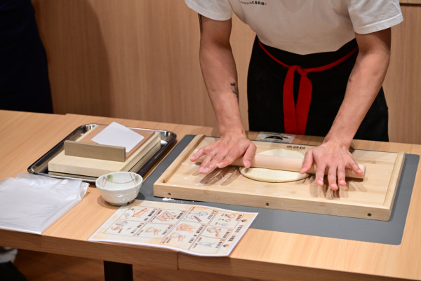 丸亀製麵「小職人製麵教室」9月開班！親子製作讚岐烏冬 連專屬職人製服！完成有證書+折扣卡