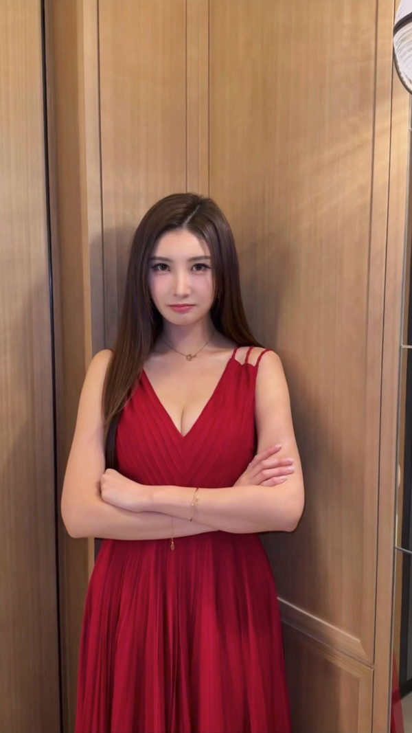 沈殷怡突晒低胸透視婚紗谷出心形胸！葫蘆身材晒神級腰臀比例獲讚正過AI！