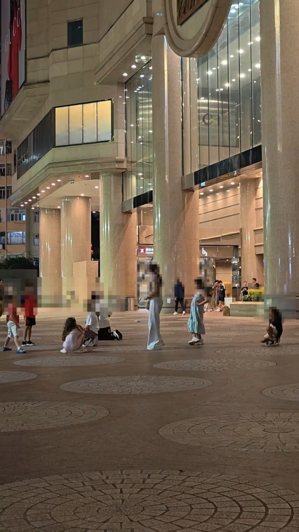 外國家長放任子女銅鑼灣深夜坐地玩耍 內地網民質疑港人標準不一引發熱議 