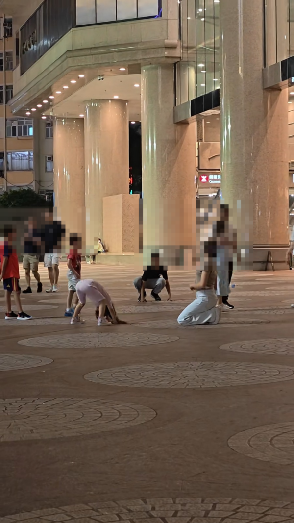 外國家長放任子女銅鑼灣深夜坐地玩耍 內地網民質疑港人標準不一引發熱議 