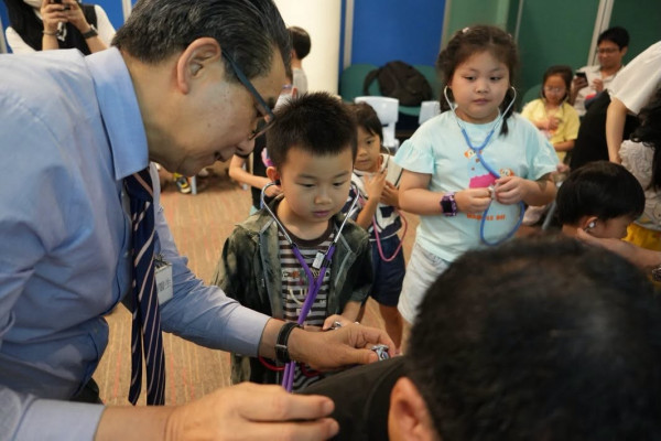 香港醫學博物館推出「小醫生體驗日」！專科醫生親自教聽心跳/肺部聲！1家長免費陪同