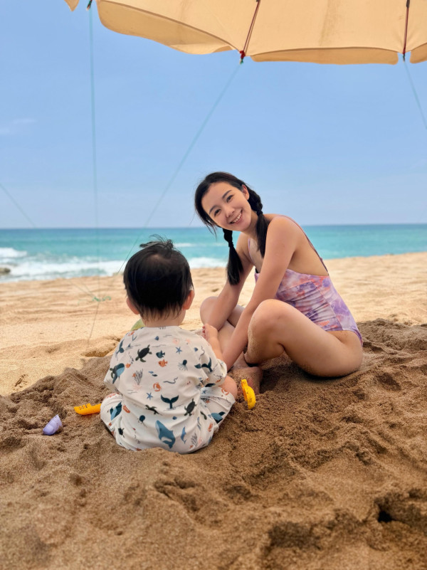 麥明詩快閃旅行晒母子海灘泳照！34歲真實素顏曝光孖辮look似18歲
