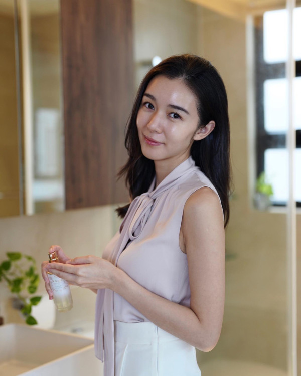 麥明詩快閃旅行晒母子海灘泳照！34歲真實素顏曝光孖辮look似18歲