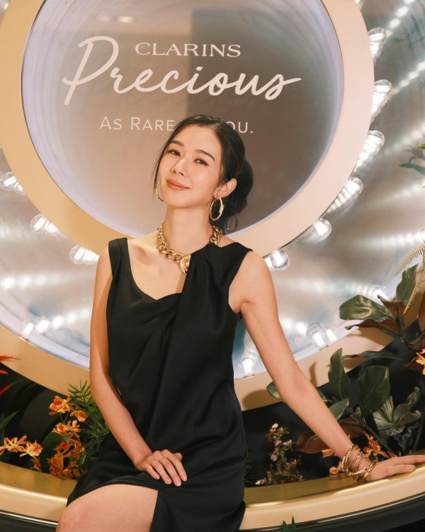 麥明詩快閃旅行晒母子海灘泳照！34歲真實素顏曝光孖辮look似18歲