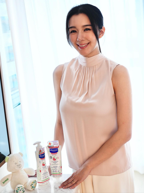 麥明詩快閃旅行晒母子海灘泳照！34歲真實素顏曝光孖辮look似18歲