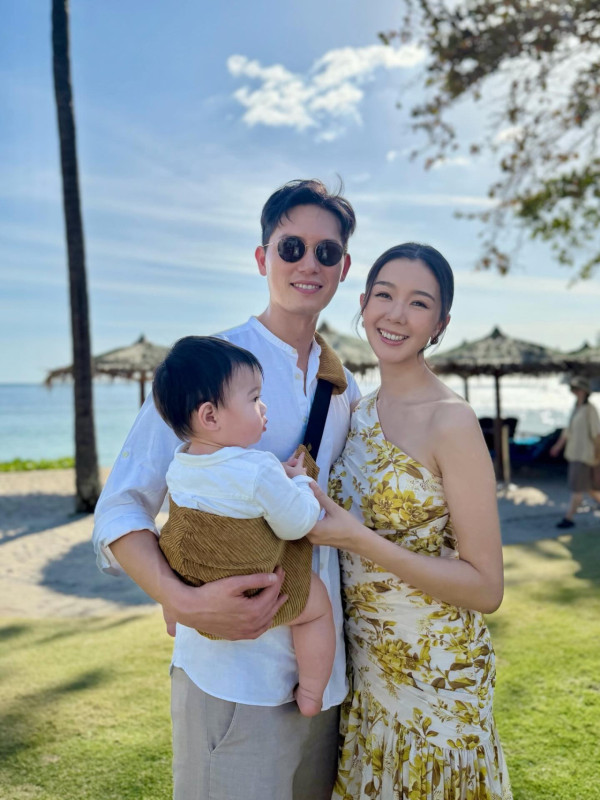 麥明詩快閃旅行晒母子海灘泳照！34歲真實素顏曝光孖辮look似18歲