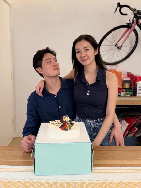 麥明詩快閃旅行晒母子海灘泳照！34歲真實素顏曝光孖辮look似18歲