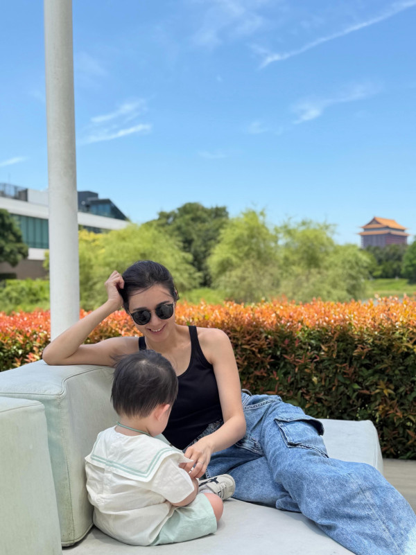 麥明詩快閃旅行晒母子海灘泳照！34歲真實素顏曝光孖辮look似18歲