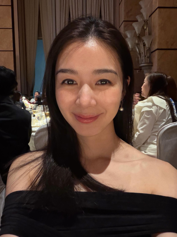 麥明詩快閃旅行晒母子海灘泳照！34歲真實素顏曝光孖辮look似18歲