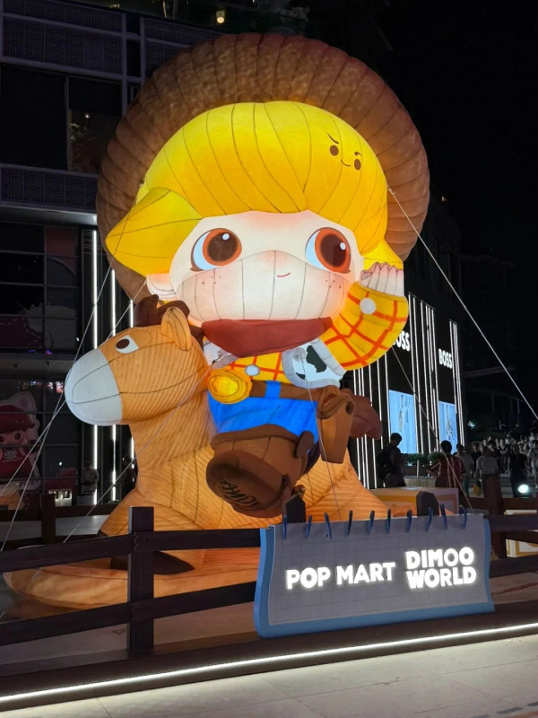 POP MART x DIMOO WORLD x PIXAR聯名展登陸南山！打卡多個人氣角色、巨型胡迪＋巴斯光年 