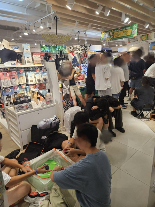 港人大雨下排隊搶神級爆款!新都會出現「屍殺列車」!呢間分店竟然完全冇人排?