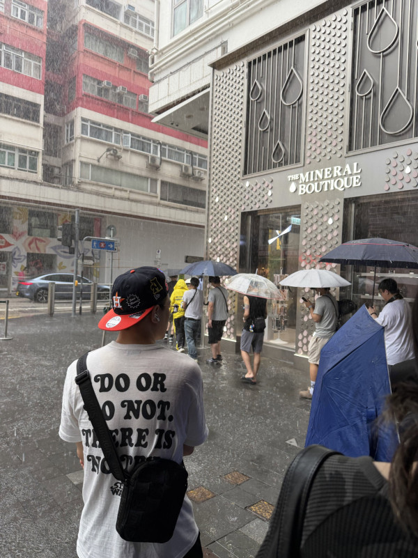 港人大雨下排隊搶神級爆款！新都會出現「屍殺列車」！呢間分店竟然完全冇人排？
