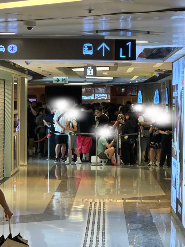港人大雨下排隊搶神級爆款！新都會出現「屍殺列車」！呢間分店竟然完全冇人排？