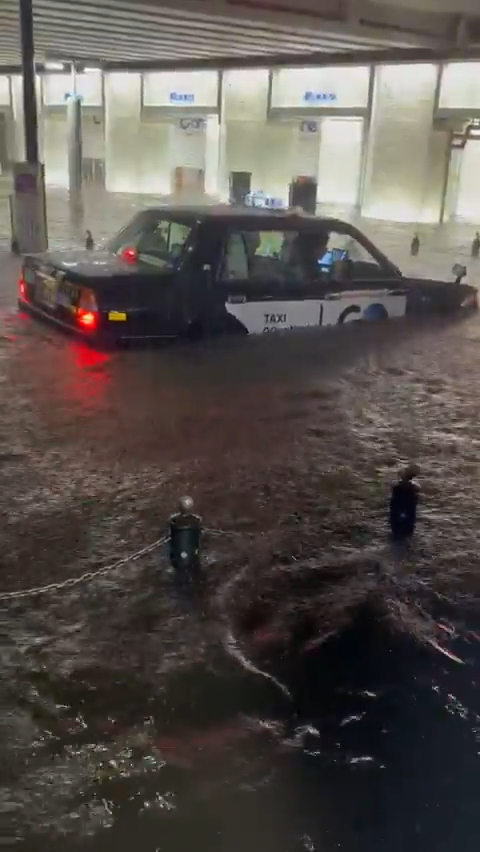 千葉暴雨釀成至少六人死亡 交通嚴重癱瘓成田特快全日停駛 成田機場逾7,000人滯留 