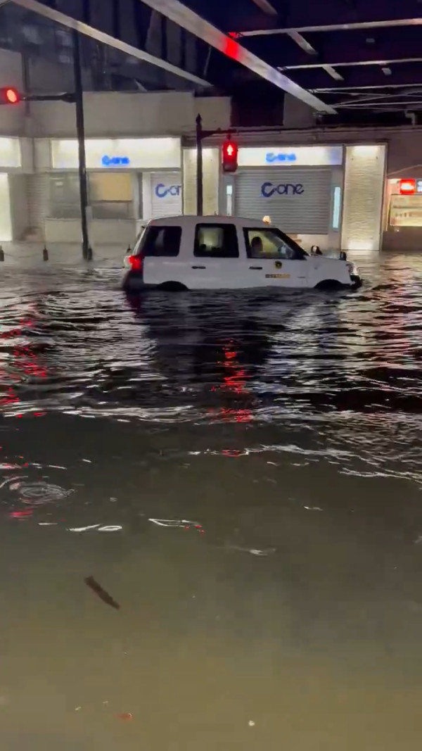 千葉暴雨釀成至少六人死亡 交通嚴重癱瘓成田特快全日停駛 成田機場逾7,000人滯留 