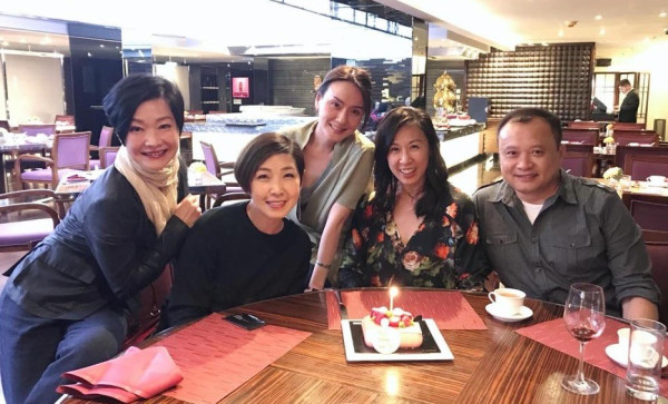 《閃電傳真機》世紀重聚合照曝光!56歲元祖級主持息影25年激罕返港露面