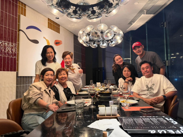 《閃電傳真機》世紀重聚合照曝光!56歲元祖級主持息影25年激罕返港露面