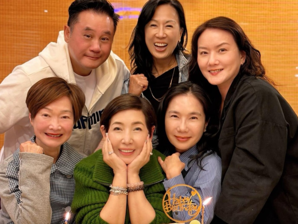 《閃電傳真機》世紀重聚合照曝光!56歲元祖級主持息影25年激罕返港露面