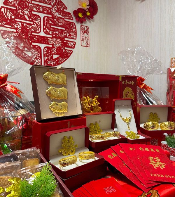 前TVB氣質主播公佈結婚喜訊過大禮！豪晒3層金豬牌金器陣！未婚夫肉緊錫錫閃爆