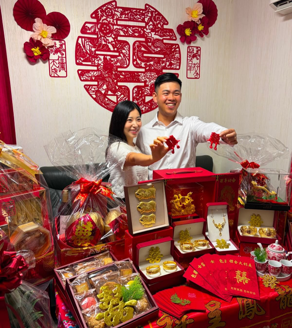 前TVB氣質主播公佈結婚喜訊過大禮！豪晒3層金豬牌金器陣！未婚夫肉緊錫錫閃爆