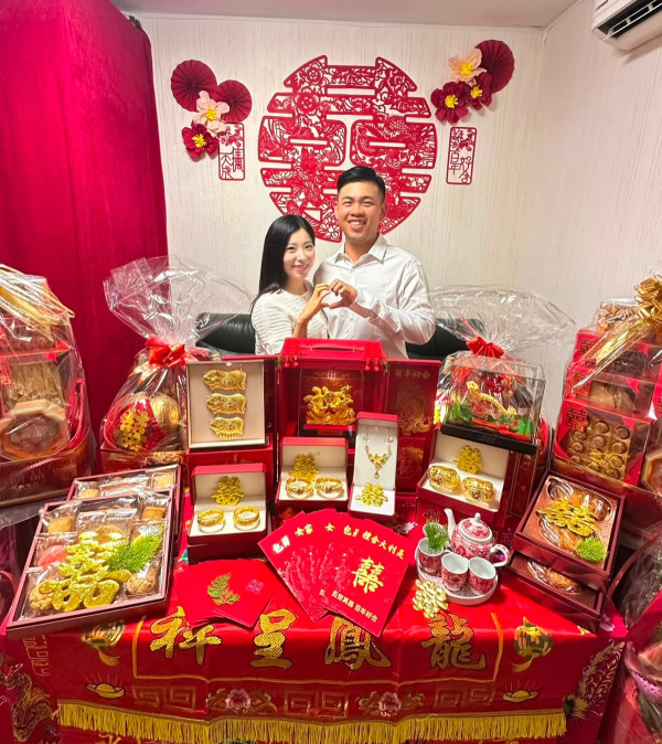 前TVB氣質主播公佈結婚喜訊過大禮！豪晒3層金豬牌金器陣！未婚夫肉緊錫錫閃爆