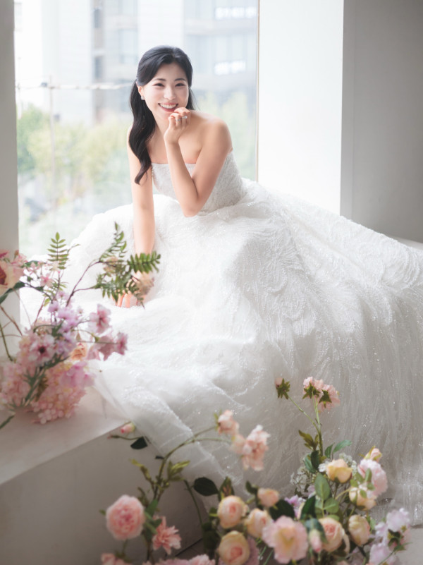 前TVB氣質主播公佈結婚喜訊過大禮！豪晒3層金豬牌金器陣！未婚夫肉緊錫錫閃爆