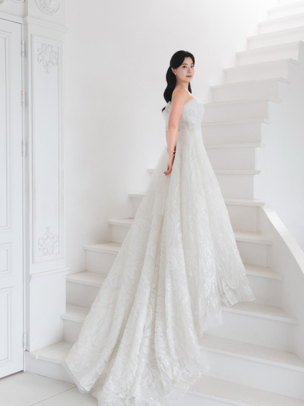 前TVB氣質主播公佈結婚喜訊過大禮！豪晒3層金豬牌金器陣！未婚夫肉緊錫錫閃爆
