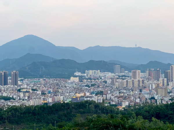 深圳小眾徒步景點！龍崗隱世環山綠道俯瞰水庫絕景！2.15公里輕鬆行、通往天空的「AI之眼」 