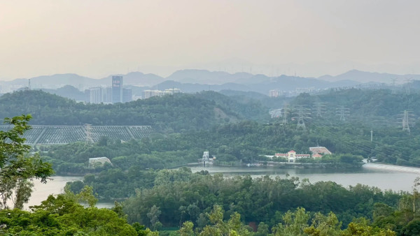 深圳小眾徒步景點！龍崗隱世環山綠道俯瞰水庫絕景！2.15公里輕鬆行、通往天空的「AI之眼」 