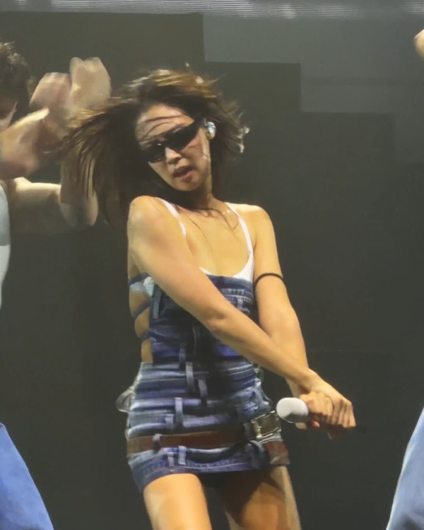 Jennie舞台意外服裝移位惹胸前露點疑雲！大動作狂跳疑似走光片X驚爆瘋傳