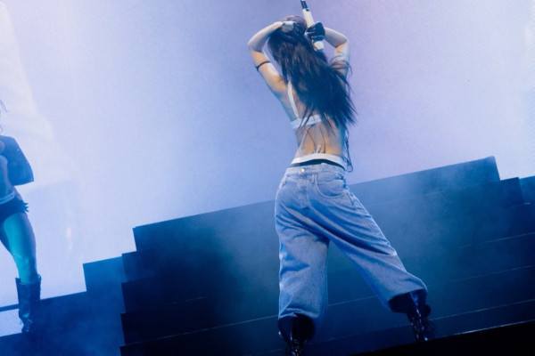 Jennie舞台意外服裝移位惹胸前露點疑雲！大動作狂跳疑似走光片X驚爆瘋傳