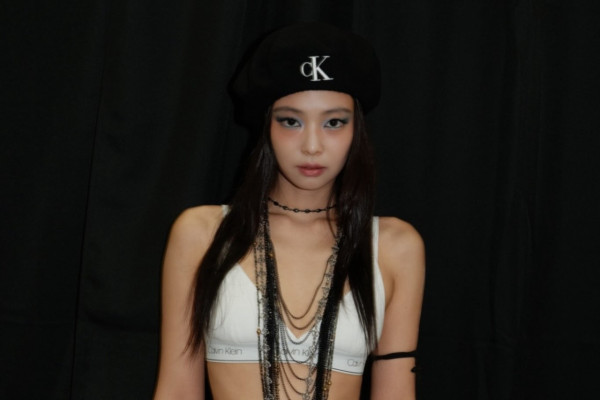 Jennie舞台意外服裝移位惹胸前露點疑雲！大動作狂跳疑似走光片X驚爆瘋傳