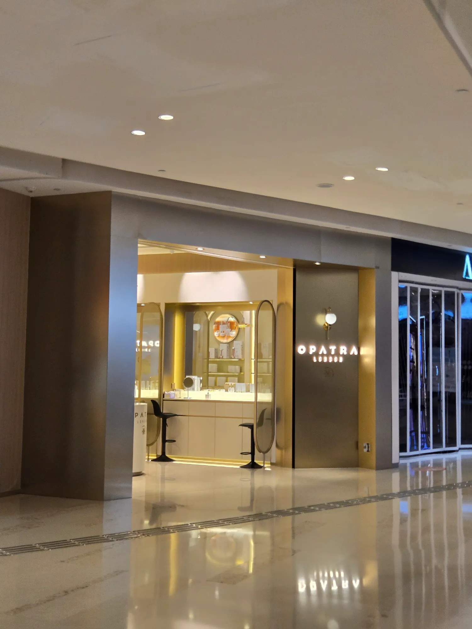 Opatra London沙田分店突停业！妇人门前跪哭控“遭强迫签账6万” 海关接手总部急回应