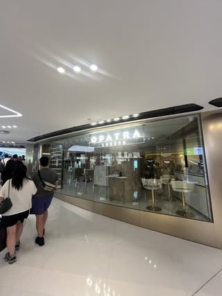 Opatra London沙田分店突停业!妇人门前跪哭控“遭强迫签账6万” 海关接手总部急回应