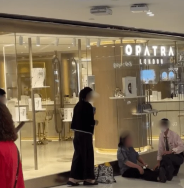 Opatra London沙田分店突停业!妇人门前跪哭控“遭强迫签账6万” 海关接手总部急回应