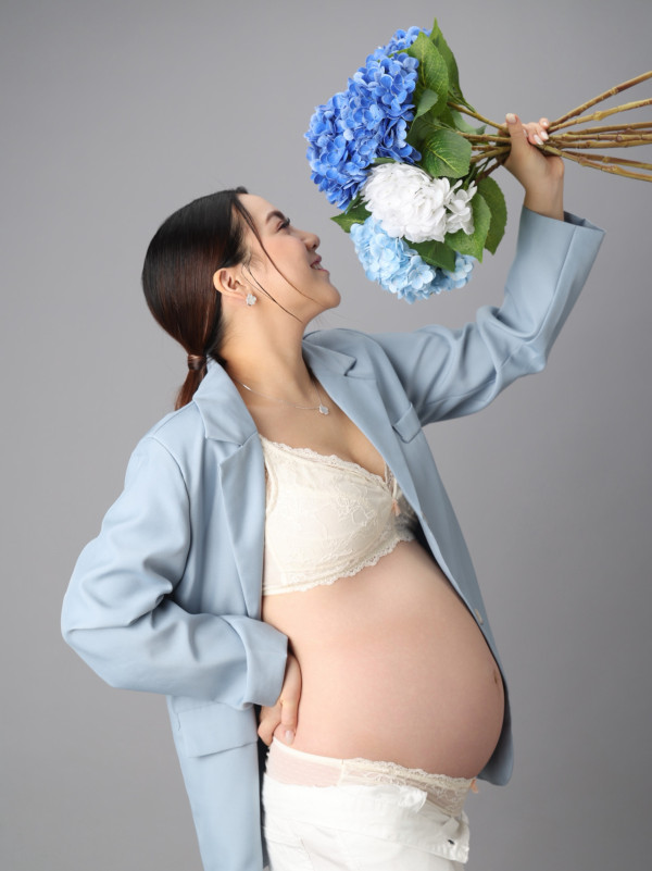 30岁女艺人晒大肚照怀孕报喜一索得男!淡出幕前成同届港姐首位准妈妈