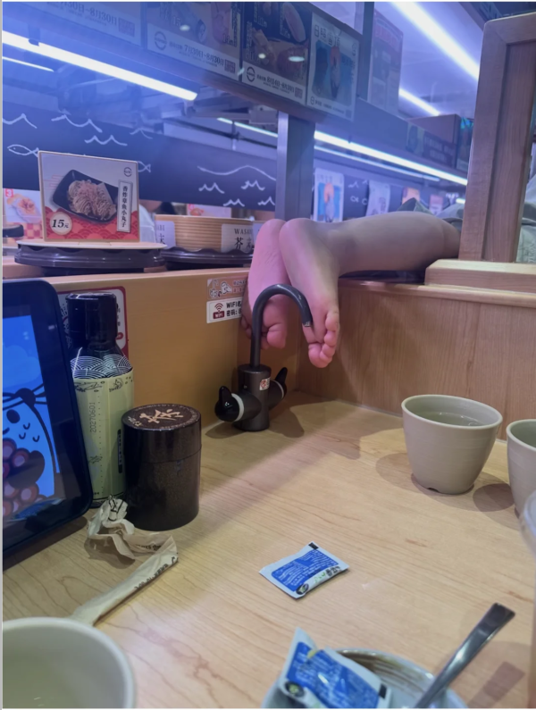 圖片來源:小紅書@芝士奶酪🧀 內地壽司郎驚爆衛生漏洞!鄰座5歲童腳踩水龍頭 涉事門市全面清潔消毒