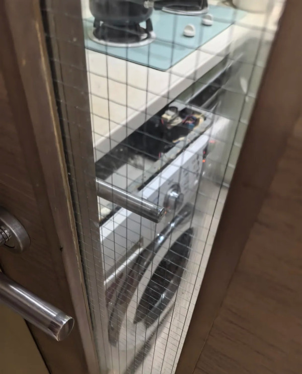 家居陷阱｜滚筒洗衣机洗1物狂震移位！卡死厨房门变密室 师傅1招神救援