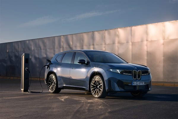 全新「BMW iX3」純電SUV正式登陸香港！805km超長續航/全景巨幕/規格/一換一價錢一覽