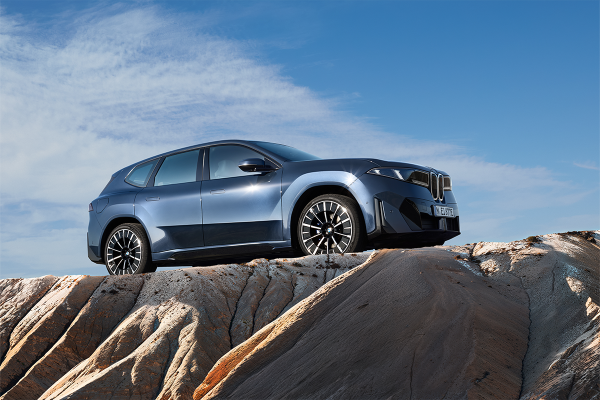 全新「BMW iX3」純電SUV正式登陸香港！805km超長續航/全景巨幕/規格/一換一價錢一覽