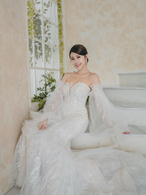 26歲TVB性感小花突晒婚紗照疑曝喜訊！露5吋事業線網民激動狂賀：咁突然