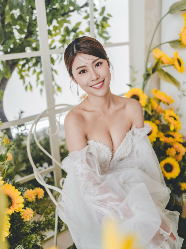 26歲TVB性感小花突晒婚紗照疑曝喜訊！露5吋事業線網民激動狂賀：咁突然